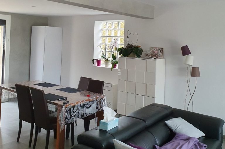 Salon repeint et nouveau revetement de sol